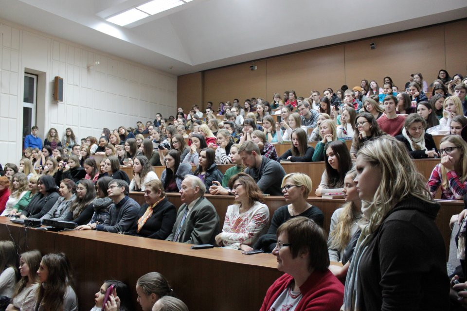 "Батьківщина - це там, де тебе розуміють, коли ти говориш вві сні", - Жадан читав студентам вірші