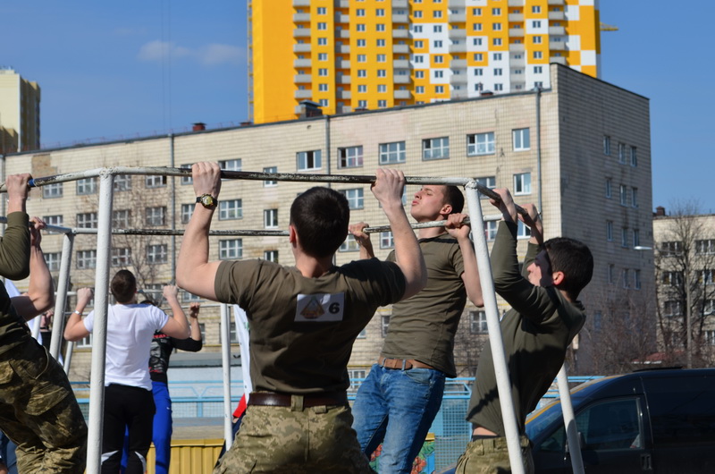 Синхронні підтягування серед студентів